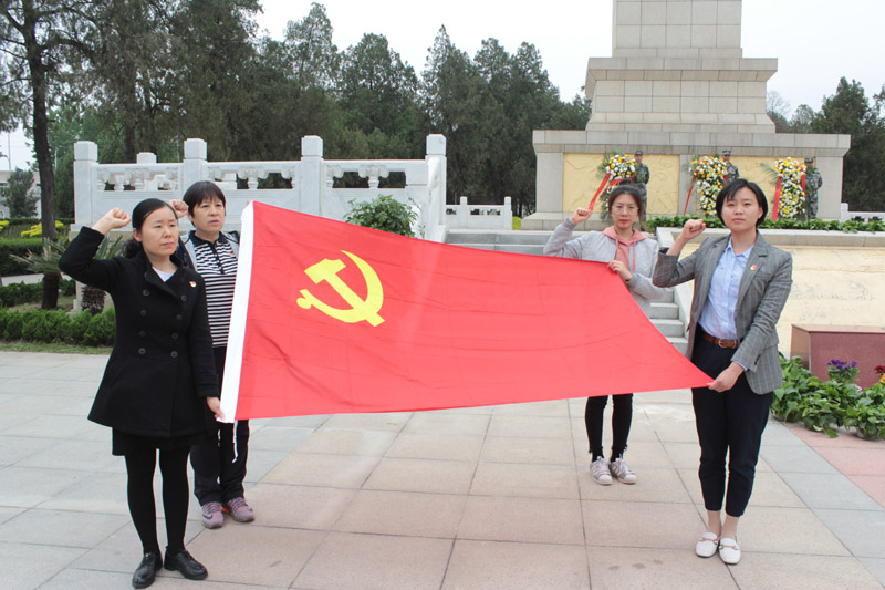 图3：在党旗前宣读入党誓词.jpg
