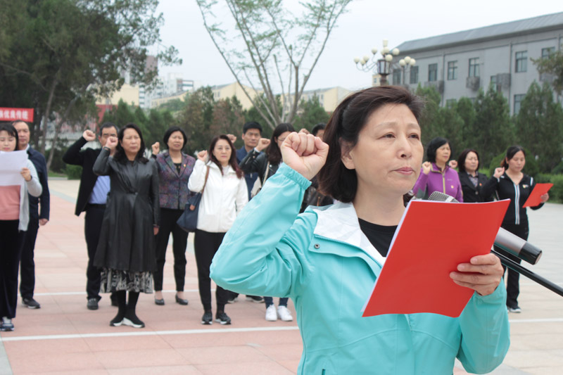 图4：领誓人：北京谈球吧(中国)官方网站党建小组副组长彦玲.jpg